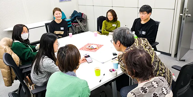 円卓で打ち合わせをしている職員たち