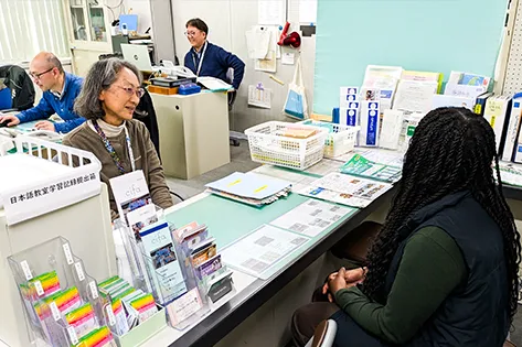 外国人の相談をうけている職員