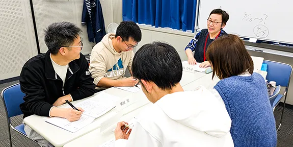 グループ学習をしているたくさんの外国人たち