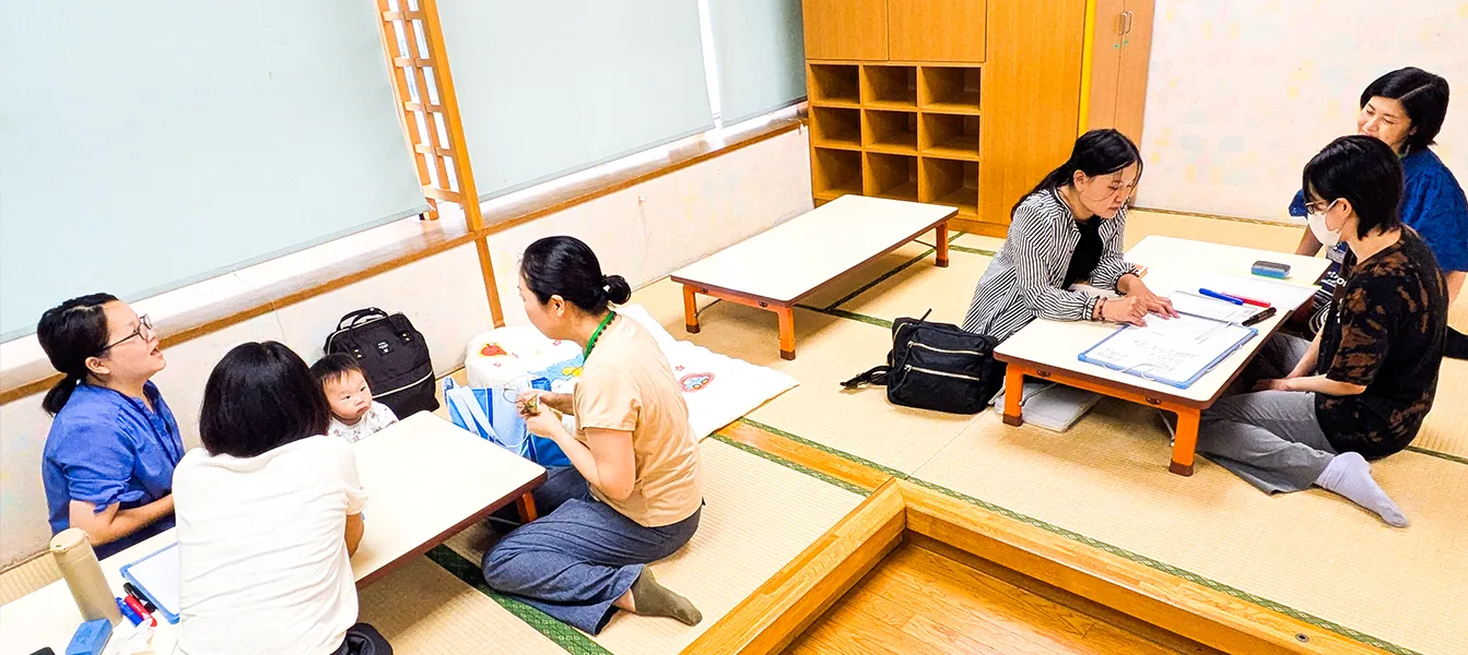 赤ちゃんと連れて勉強をしている様子