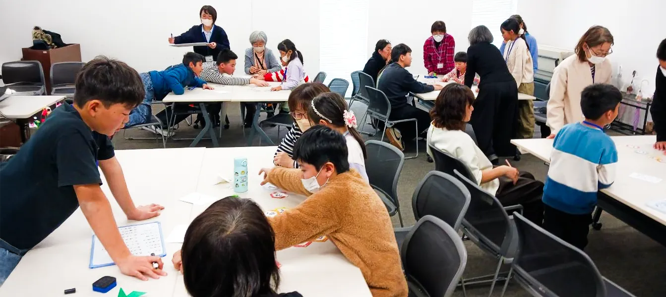 子どもたちがグループで学習している様子
