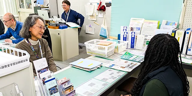 職員が外国人の相談をしている様子