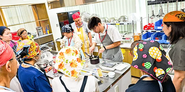 交流会イベントでお菓子を作っている子ども達