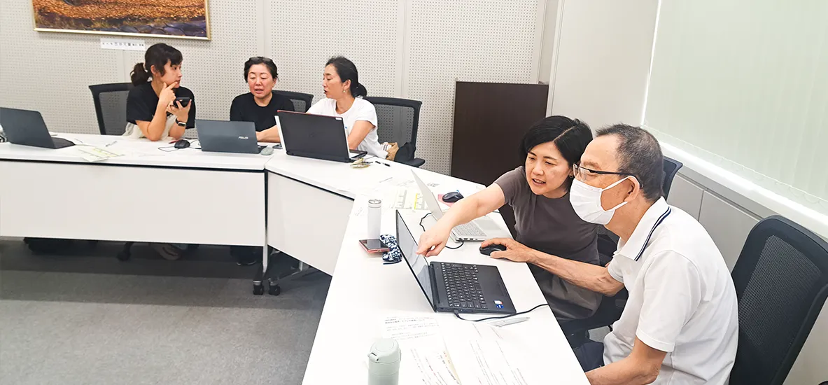 指差ししながら翻訳作業をしている様子